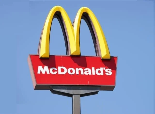 MCDONALD'S CONTRATA ASSISTENTE DE DP